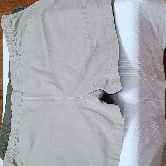 Cabela's Mens Shorts Bundle 2 Khaki Green/Tan Multiple Pockets Elastic Sz 48 EUC - Picture 10 of 12